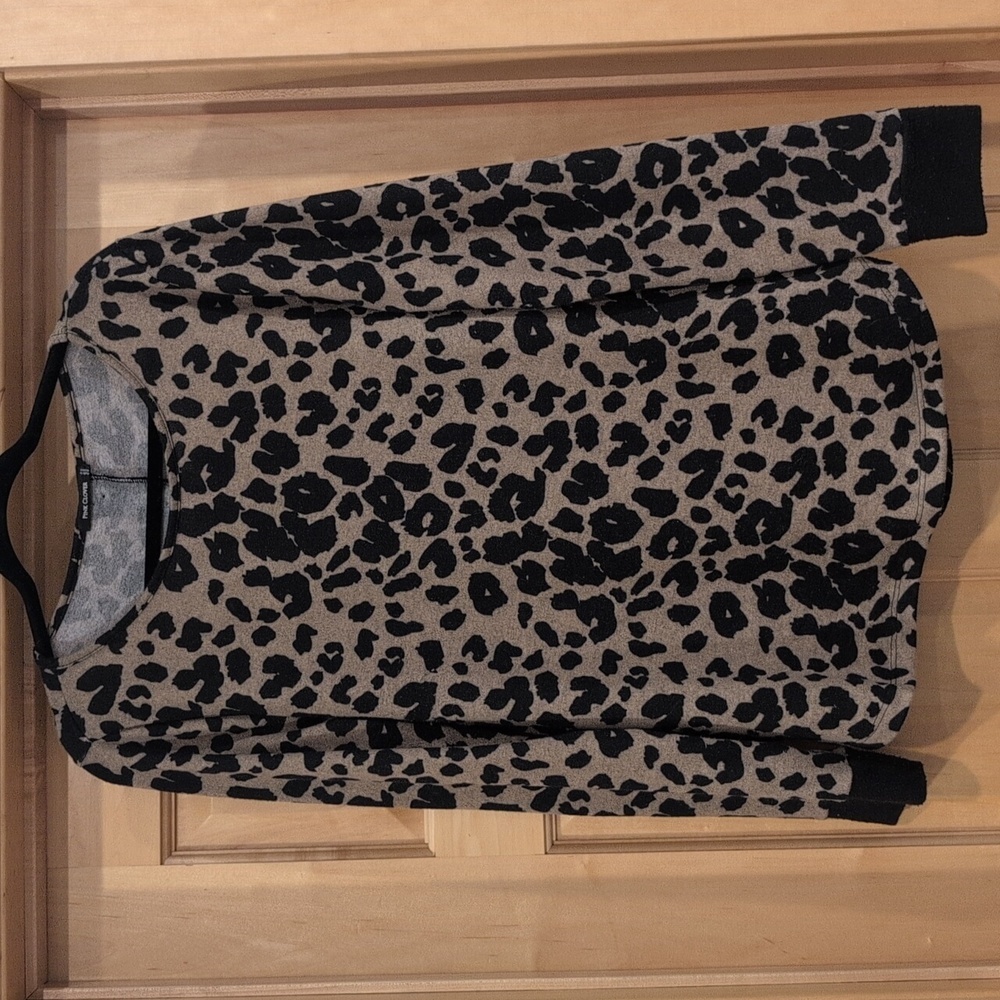Pink clover Abby button back knit top. Size L - Picture 2 of 4